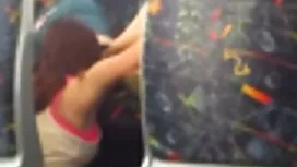 Un uomo con una macc ...