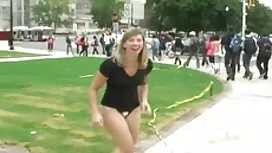 Figlio dà donna nuda ...