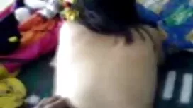 Una donna bionda si  ...
