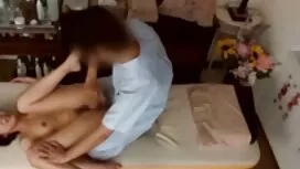 Un ragazzo accarezza ...