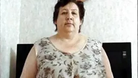 Una donna con bellis ...